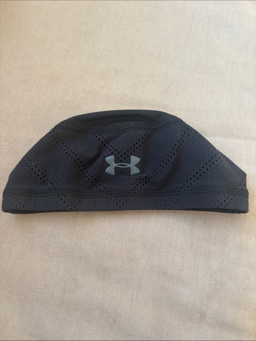 New without Tags Under Armour Black Breathable Training Skull Cap